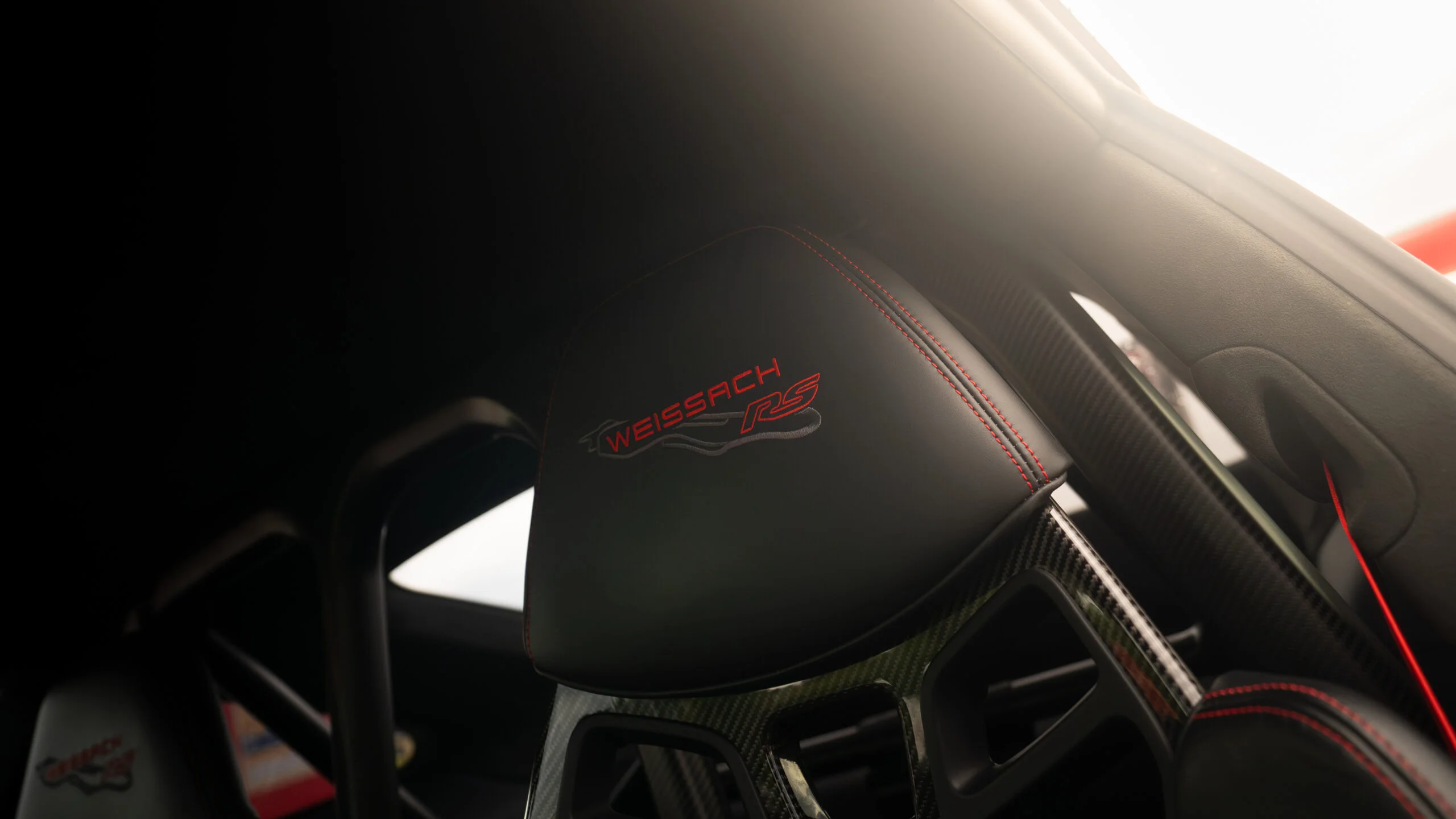 Wnętrze Porsche 911 GT3 RS — zagłówek Weissach RS