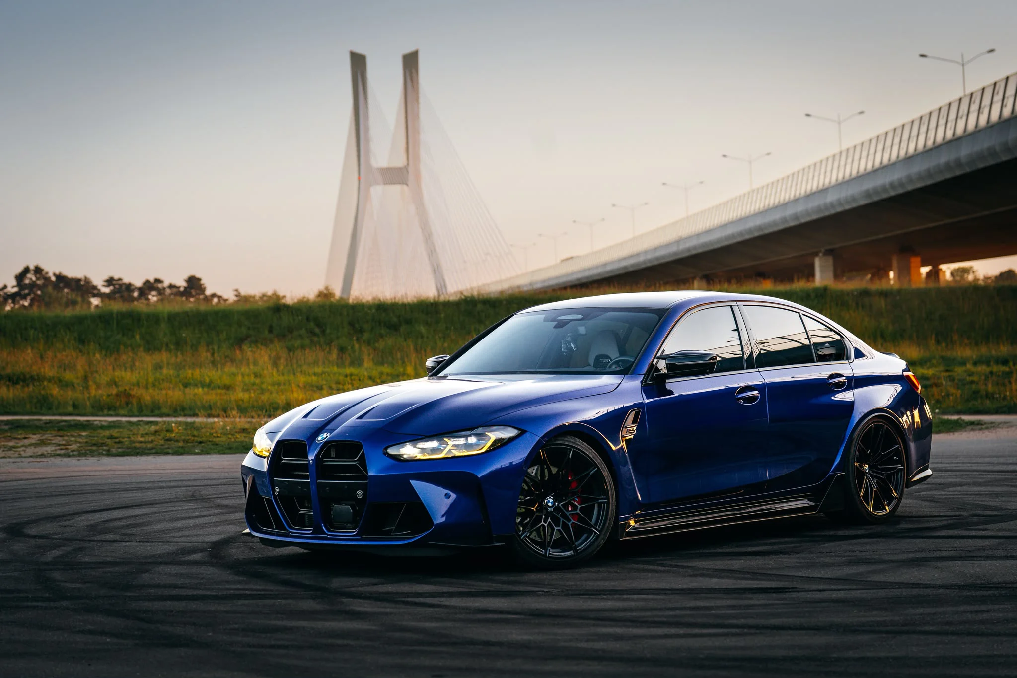 BMW M3 Competition o zachodzie słońca